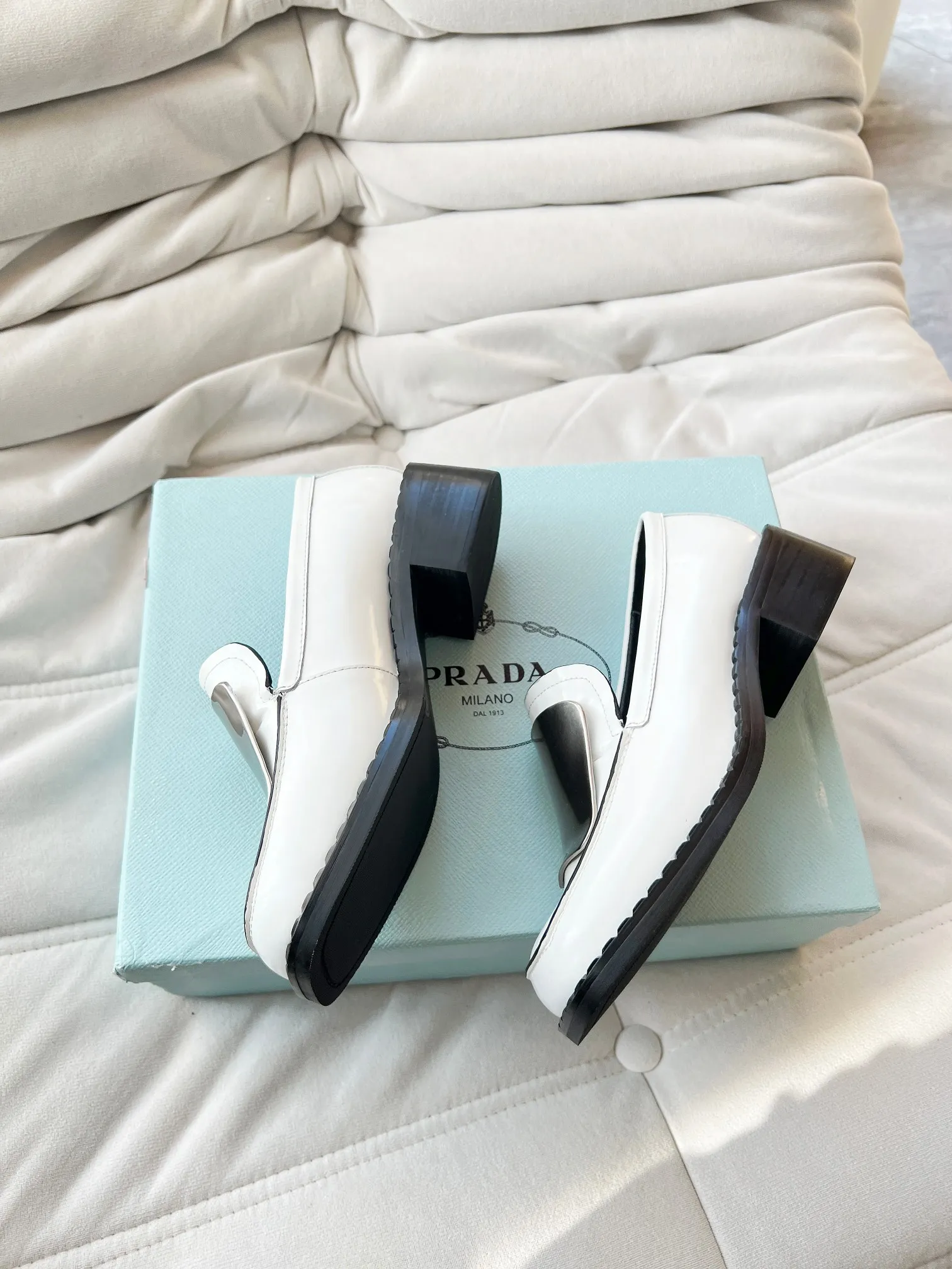 👟👟Ex-factory price 560👟👟 Prada’s new spring and summer women’s clothing｜Absolutely beautiful🥰Exception! Extra number! Anita will continue to update the latest SS25 catwalk pre-sale models, with novel logos as soul mates. Full of fun ~ Adhering to the trend-setting vane, you must believe in Prada's ability to capture fashion. 35-42 yards